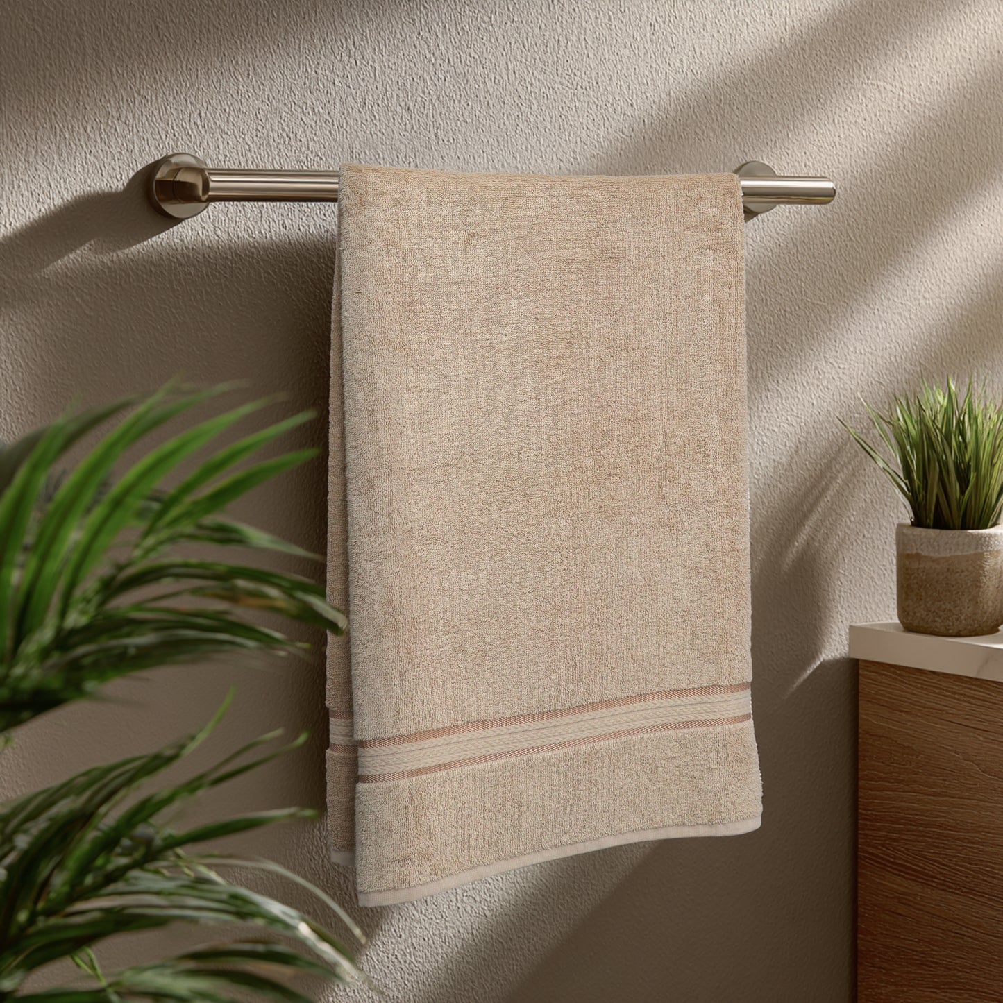 Extra Large Ultra Soft Bath Towel – 30x54 Inches 580 GSM – 100% Ringspun Cotton, Plush & Absorbent – Oversized with Elegant Rayon Trim – Everyday Luxury